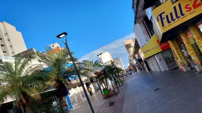 Foto farola encendida durante el día